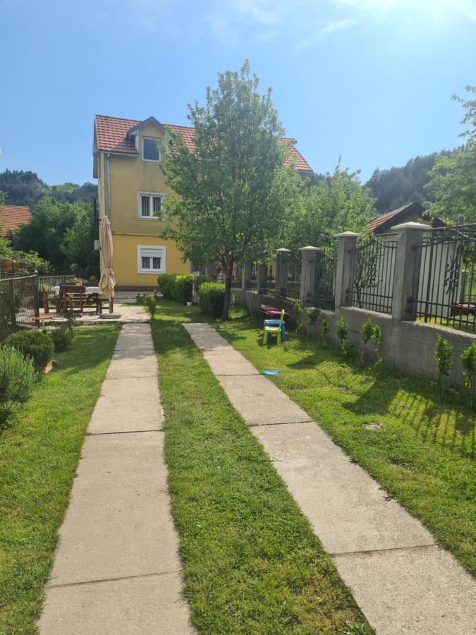 Lucic Guesthouse Cetinje Exteriör bild